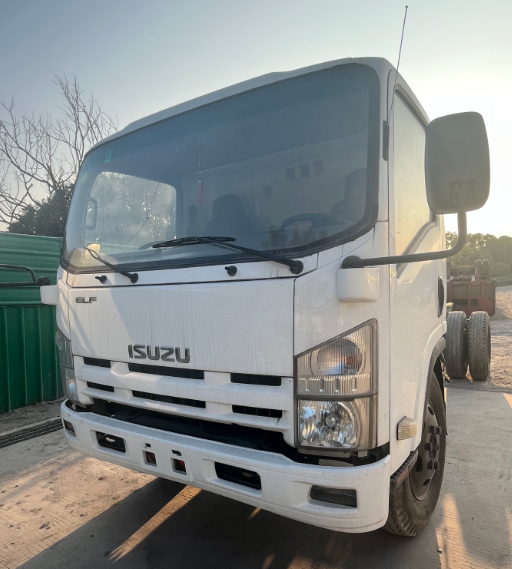 Isuzu 700P/ELF 4×2 Chassis Truck Ample Stock Used Light Trucks Suitable for Isuzu diesel Trucks