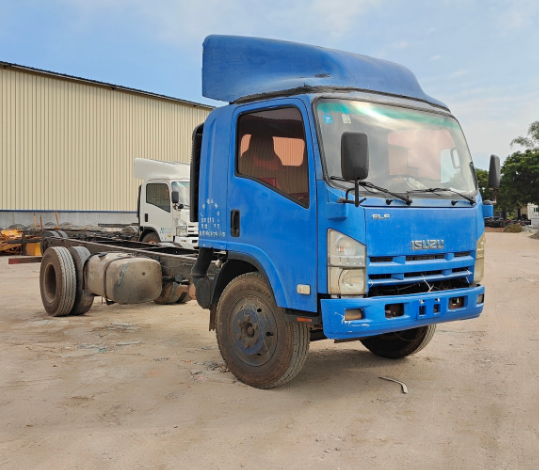 4×2 Chassis Truck Best Price Japan for Isuzu 700p Adequate Stock Used Light Truck Van Truck for Isuzu Diesel Truck Blue Color