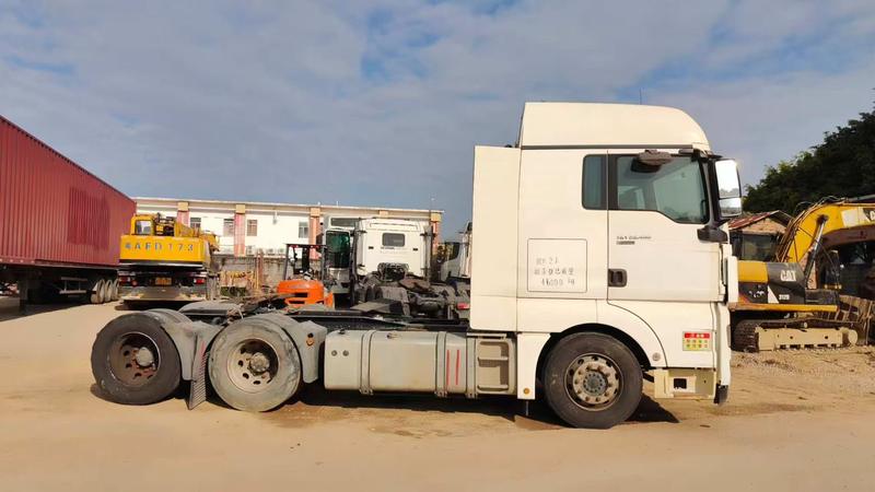 Chassis close-up photo of well-preserved MAN TGX 28.480 heavy tractor
