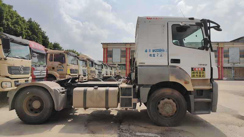 Side view of high-quality used Benz Axor 1840 truck head