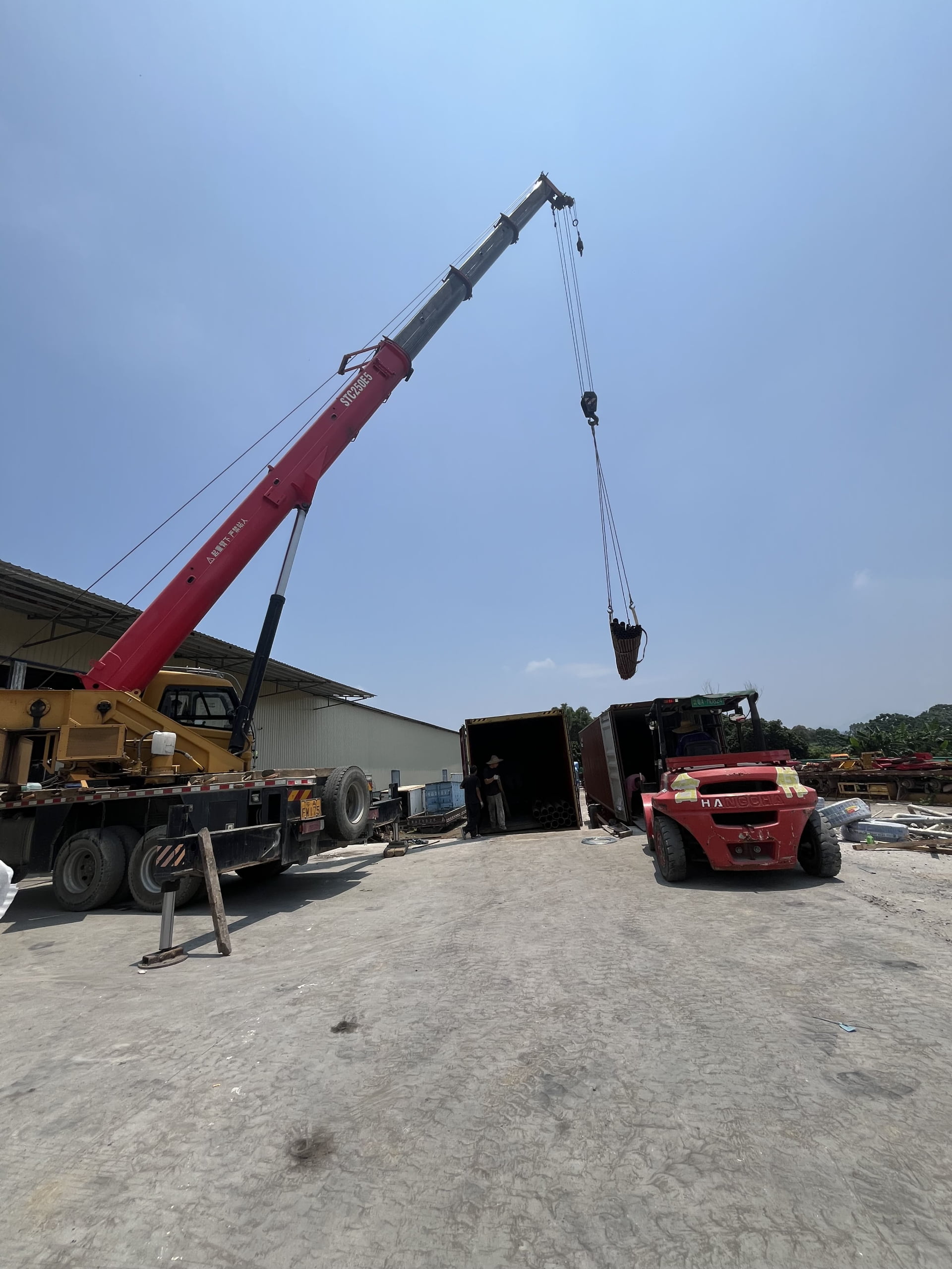 Truck inspection and loading operations at Deli Auto