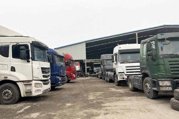 used tractor trailer lineup in warehouse yard