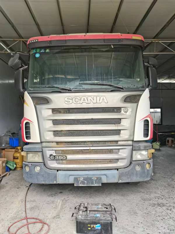 Used scania truck tractor 6x2 380hp 11.705L manual trailer head truck used truck head trailer for sale, 380HP heavy duty tractor, front view in indoor garage