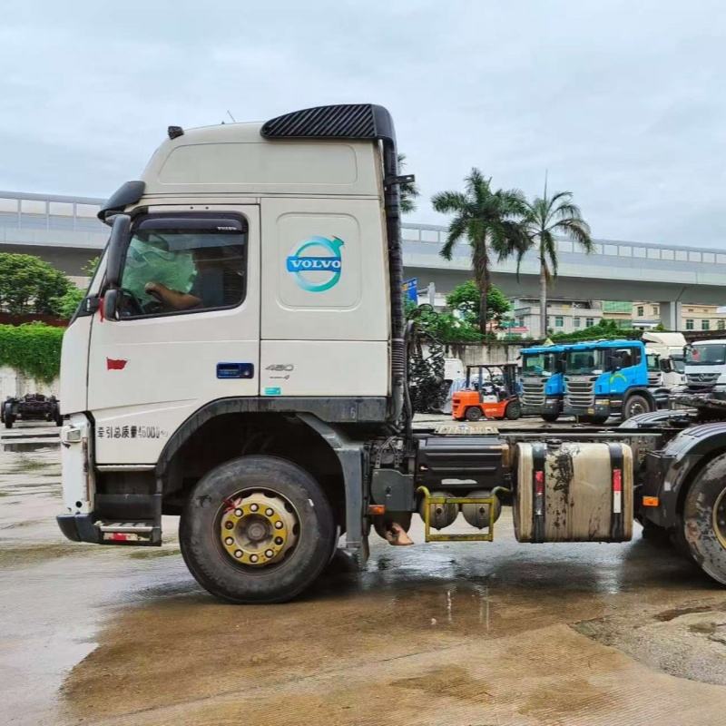 Used white tractor for VOLVO FM480 6x2 second hand tractor truck, 480HP heavy duty white tractor, full left side view outdoor yard scene