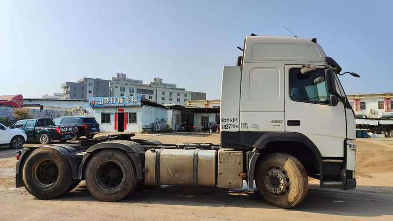 Lowest price used truck for VOLVO FM460 with original factory and good condition in stock, 460HP heavy duty tractor showing fifth wheel coupling, left front side view