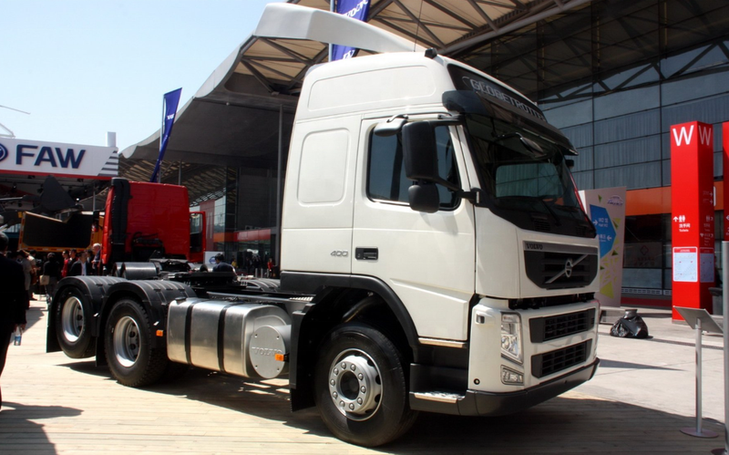 Used trailer truck head high quality tractor truck head VOLVO FM400 6x2 for sale, 400HP heavy duty white tractor showing trailer coupling, left front side view