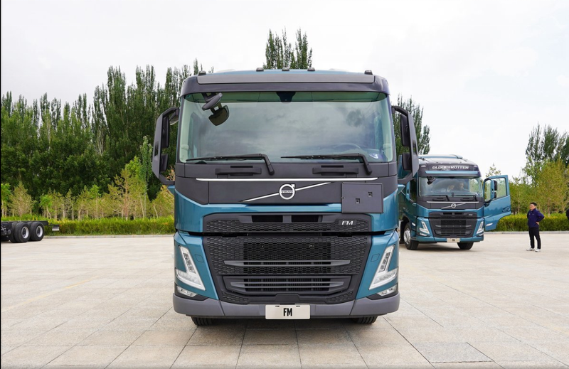 VOLVO FM420 6X4 heavy cargo tow trucks 6X4 tractor trailer, 420HP heavy duty tractor with blue cab and front grille, front face view outdoor scene