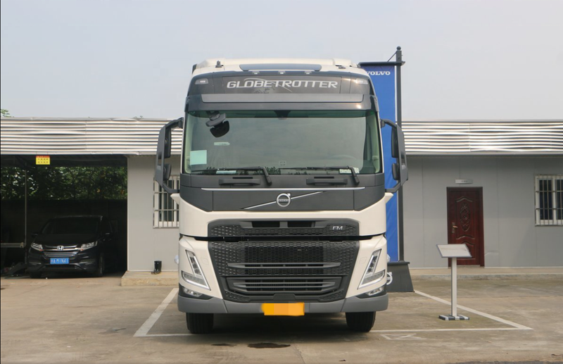 Second hand trailer truck used VOLVO FM460 4X2 tractor truck for sale, 460HP heavy duty tractor with white cab and front grille, front face view