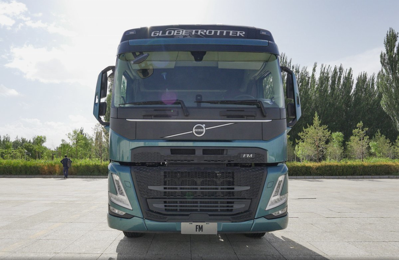 Used high quality heavy tractor truck for sale VOLVO FM500 6X4 tractor truck, 500HP heavy duty tractor with green cab and front grille, front face view