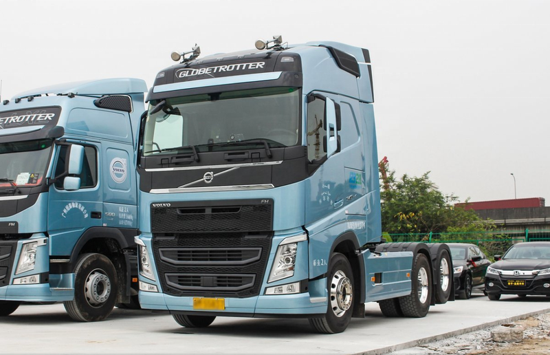 Low price VOLVO FH540 6X2 tractor truck used 6x2 tractor trucks, 540HP heavy duty light blue tractor head, left front side view