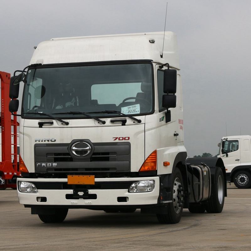 Left front side view of good condition used Hino 700 Series 265HP 4x2 tractor truck, best price second hand tractor with adequate stock