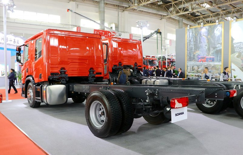 Used SCANIA P320 4X2 EURO5 truck head heavy low price tractor truck, 320HP heavy duty red truck, left front 45 degree view indoor workshop scene