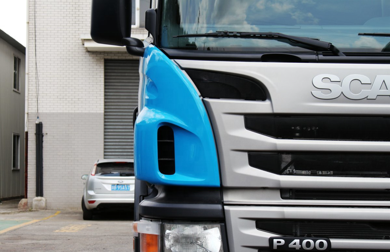 Good condition tractor truck for SCANIA P400 6x2 used heavy truck for sale, 400HP heavy duty truck showing side mirror and front grille, side front close-up view