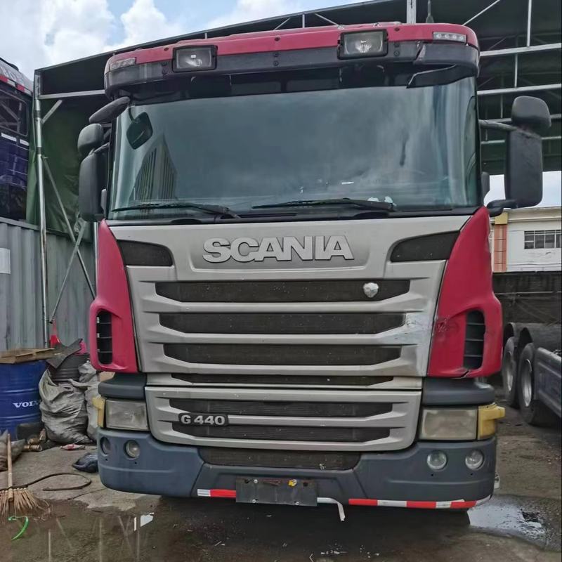 Used SCANIA G440 6x2 diesel tractor truck second hand trailer head for road transport, 440HP heavy duty diesel tractor with brand front grille, front face close-up view