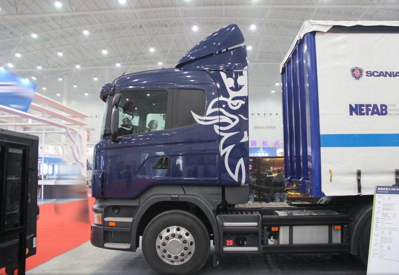 Used trailer truck good condition SCANIA 6X2 R440 tractor head for sale, 440HP high performance blue tractor, left front 45 degree side view
