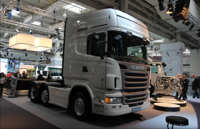 Low price tractor truck 6x2 heavy truck used SCANIA R480 6x2 tractor truck, 480HP high performance silver grey tractor, left front 45 degree view indoor exhibition hall