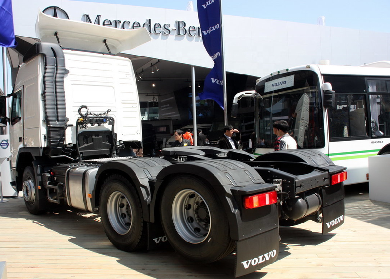 Used trailer truck head high quality tractor truck head VOLVO FM400 6x2 for sale, 400HP heavy duty tractor showing rear drive axle and undercarriage, left rear view