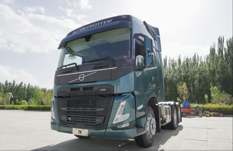 Used high quality heavy tractor truck for sale VOLVO FM500 6X4 tractor truck, 500HP heavy duty 6X4 drive green tractor, left front side view outdoor yard scene