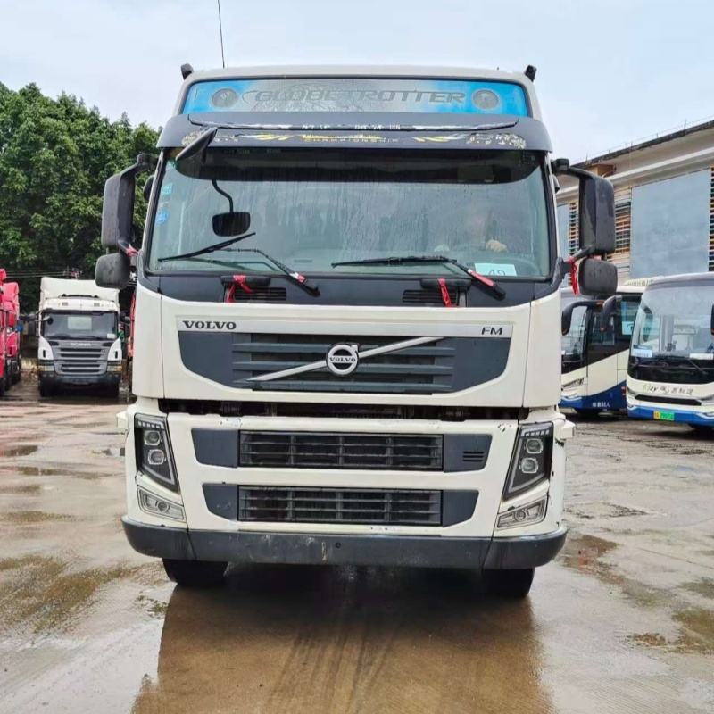 Used white tractor for VOLVO FM480 6x2 second hand tractor truck, 480HP heavy duty tractor with white cab and front grille, front face view