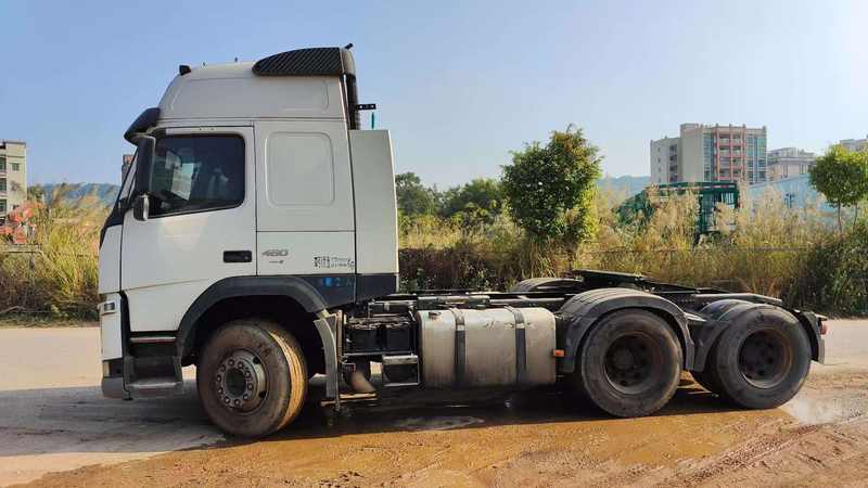Lowest price used truck for VOLVO FM460 with original factory and good condition in stock, 460HP white heavy truck, full left side view outdoor yard scene