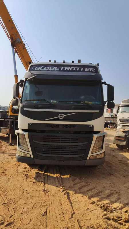 Used for VOLVO FM460 6X2 multi-purpose strong performance heavy duty tractor truck 6x2 Euro 4 emission used truck, 460HP white tractor, front view outdoor yard scene
