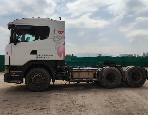 Discounted price used Scania G420 G440 G480 tractor truck, full left side view showing chassis frame and rear drive axles