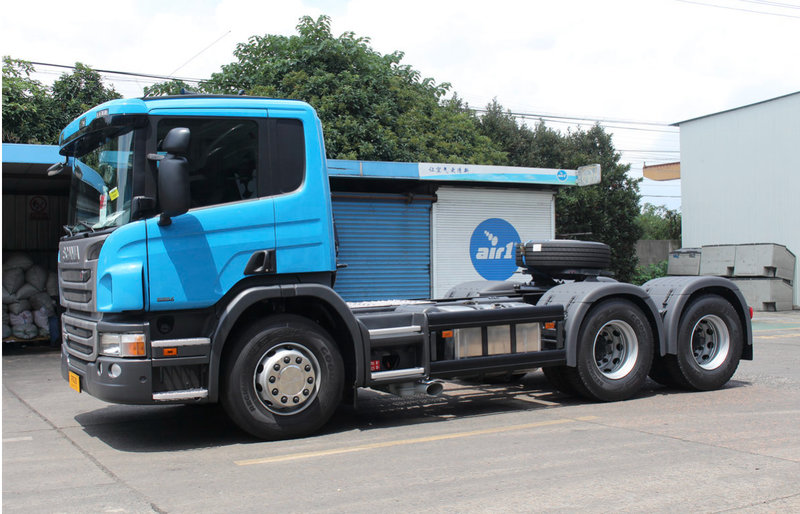 Good condition tractor truck for SCANIA P400 6x2 used heavy truck for sale, 400HP heavy duty blue truck hauling cargo trailer, left side view outdoor yard scene