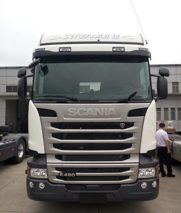 Low price tractor truck 6x2 heavy truck used SCANIA R480 6x2 tractor truck, 480HP heavy duty tractor with brand front grille, front face view indoor scene