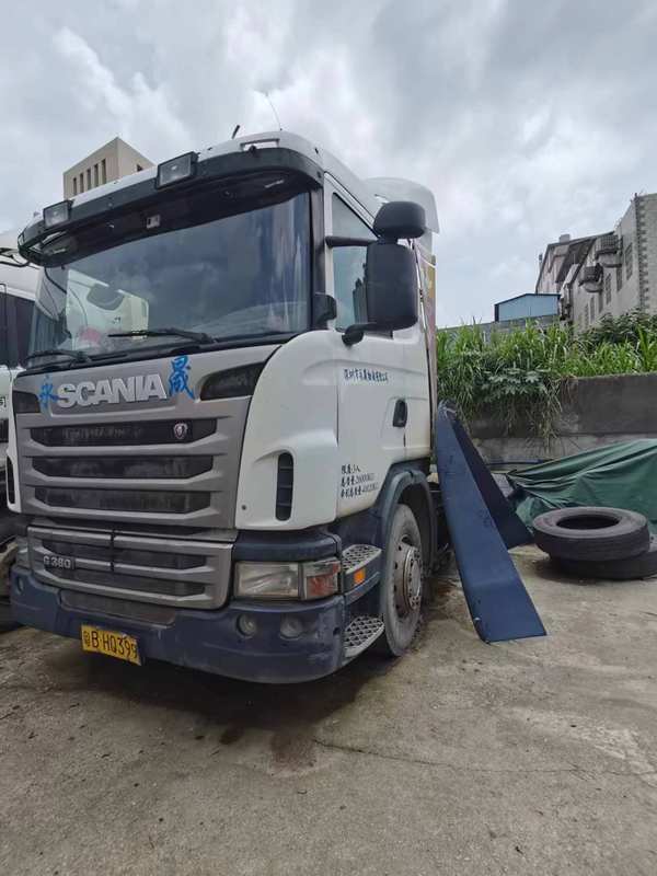 High quality second hand heavy truck head G380 LA6x2 MNA used tractor SCANIA trailer, 380HP heavy duty tractor with black cab, right front side view outdoor scene