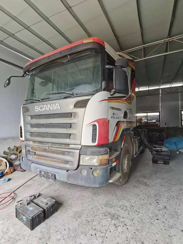 Used scania truck tractor 6x2 380hp 11.705L manual trailer head truck used truck head trailer for sale, 380HP heavy duty tractor, right front 45 degree view indoor