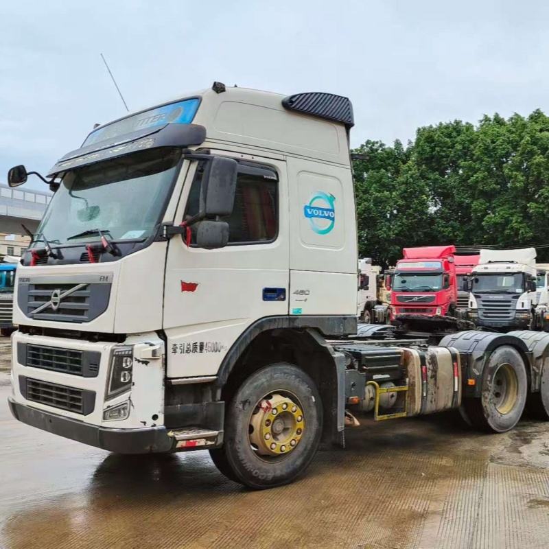 Used white tractor for VOLVO FM480 6x2 second hand tractor truck, 480HP heavy duty white tractor, right front side view outdoor parking lot