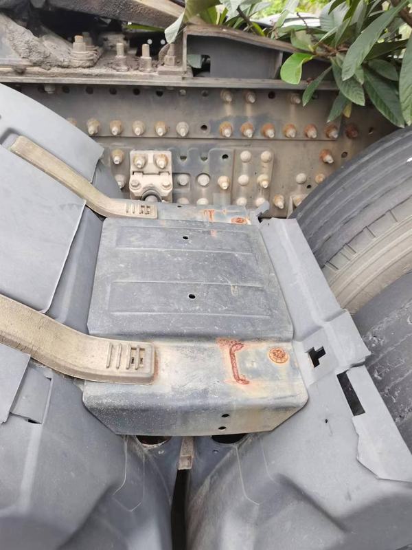 Used trailer truck head high quality tractor truck head VOLVO FM400 6x2 for sale, 400HP heavy duty tractor showing fifth wheel coupling plate, close-up view