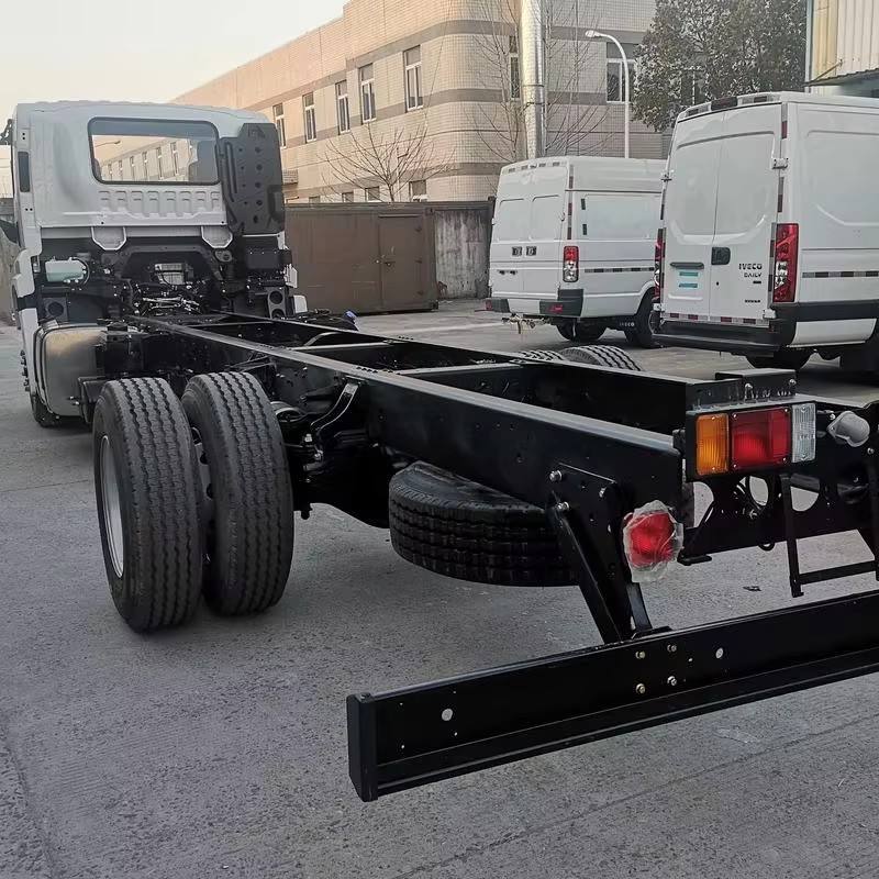 Full right side view of hot selling used Isuzu Giga 205HP 4*2 platform diesel cargo truck for Qingling, Euro 6 manual transmission, for sale