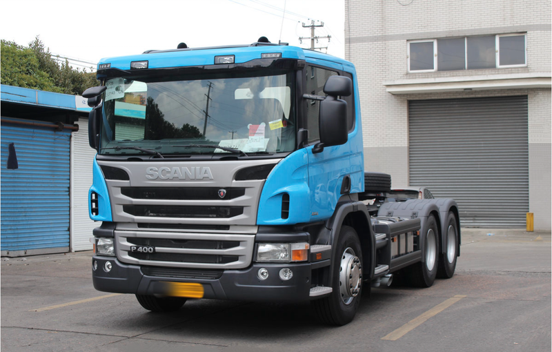 Good condition tractor truck for SCANIA P400 6x2 used heavy truck for sale, 400HP heavy duty blue truck, right front 45 degree view outdoor street scene
