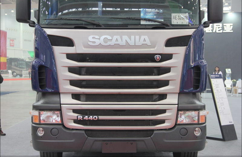 Used trailer truck good condition SCANIA 6X2 R440 tractor head for sale, 440HP heavy duty tractor showing brand logo on front grille, front close-up view