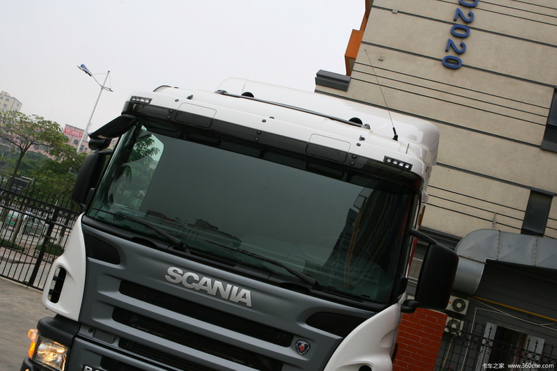 Used 6x2 truck for SCANIA P380 used trailer truck, 380HP heavy duty white tractor with brand grille, right front 45 degree view