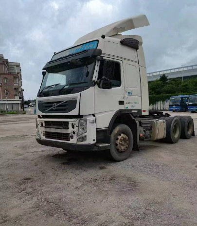 - Special prices second hand for VOLVO FM440 6x2 tractor truck adequate stock available, 440HP heavy duty white tractor, right front side view outdoor scene