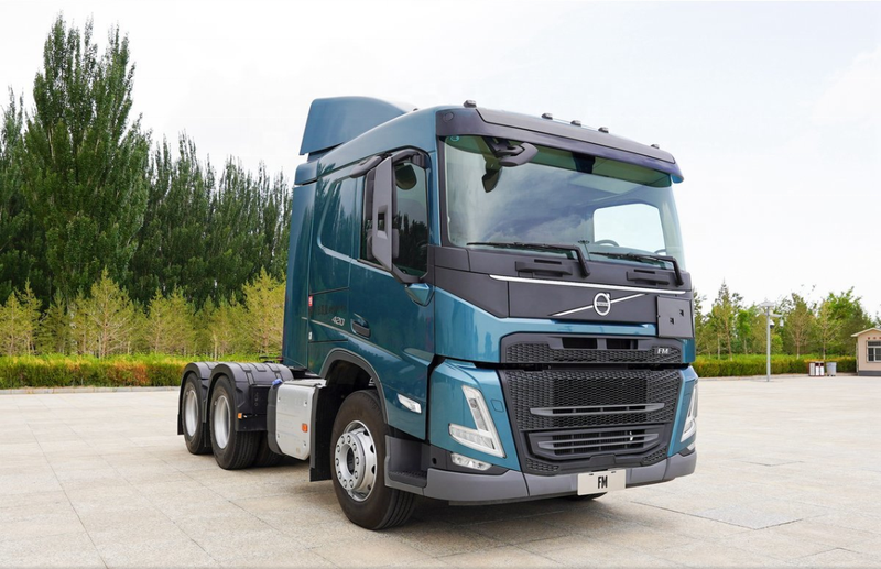 VOLVO FM420 6X4 heavy cargo tow trucks 6X4 tractor trailer, 420HP heavy duty blue tractor, right front side view outdoor parking lot