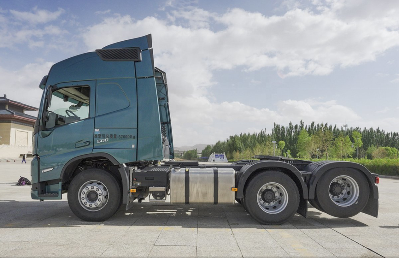 Used high quality heavy tractor truck for sale VOLVO FM500 6X4 tractor truck, 500HP heavy duty 6X4 tandem drive showing rear dual drive axles and heavy load tires, right side view