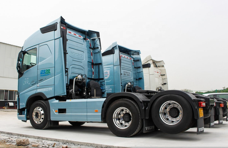 Low price VOLVO FH540 6X2 tractor truck used 6x2 tractor trucks, 540HP heavy duty tractor showing rear axles and tires, left side view