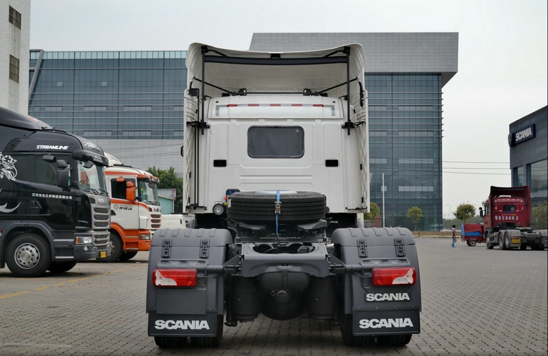 Low price truck tractor used trailer truck head SCANIA P360 4x2 tractor truck head, 360HP heavy duty tractor showing rear bumper and fifth wheel coupling, rear view