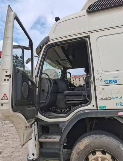 Special prices second hand for VOLVO FM440 6x2 tractor truck adequate stock available, 440HP heavy duty tractor with open driver door, left side view showing cab entry