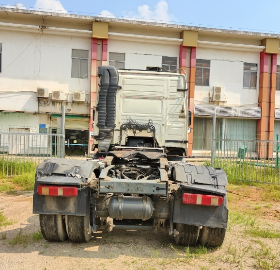 Second hand tractor truck for VOLVO FM480 6x2 high performance tractor trailer for sale, 480HP heavy duty tractor showing rear bumper and lights, rear view