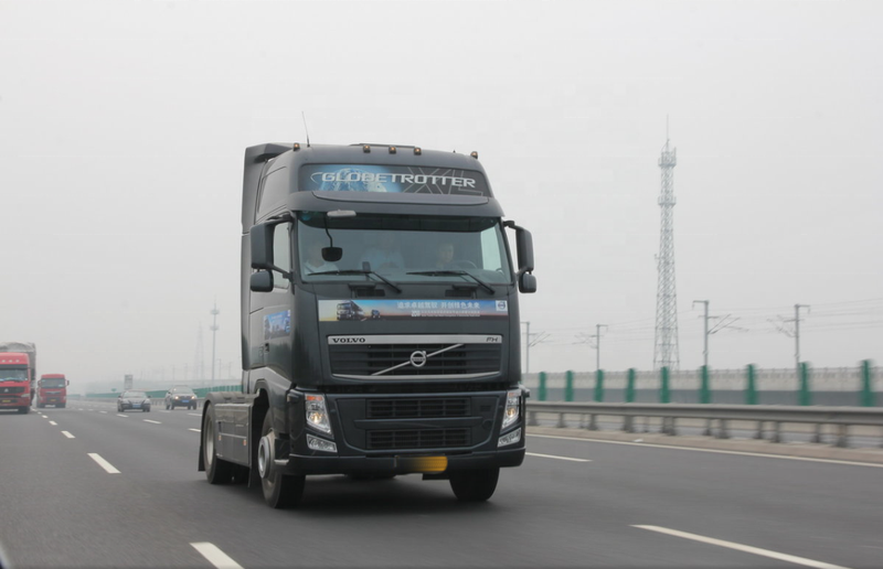 Low price vol vo tractor truck for sale used volvo FH440 4X2 trailer truck head, 440HP heavy duty black cab tractor, front view driving on highway