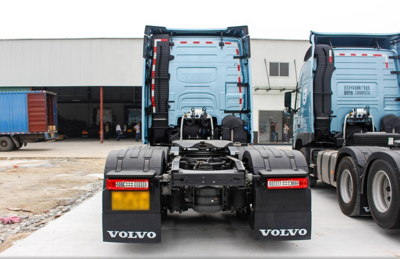 Low price VOLVO FH540 6X2 tractor truck used 6x2 tractor trucks, 540HP heavy duty tractor showing rear bumper, lights and license plate, rear view