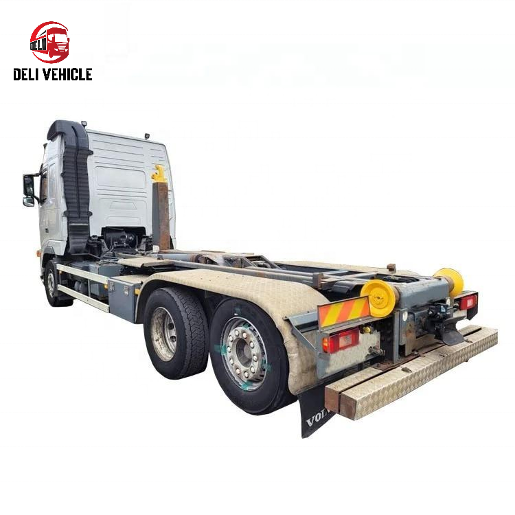 Right rear chassis view of good condition used tractor truck for VOLVO FH440 6x2 used trailer truck, 440HP second hand heavy duty tractor showing rear axles