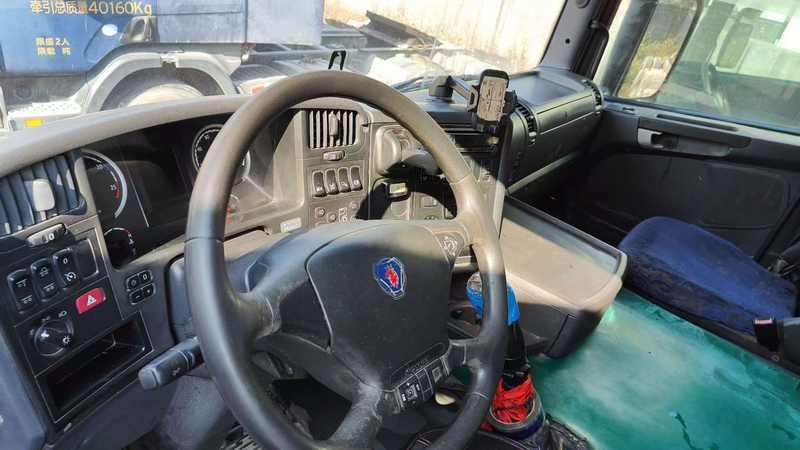 Cheap price 6x2 good condition wheel truck G380 for sale tractor used for scania truck, 380HP heavy duty tractor showing driver cab interior and steering wheel, inside cabin view