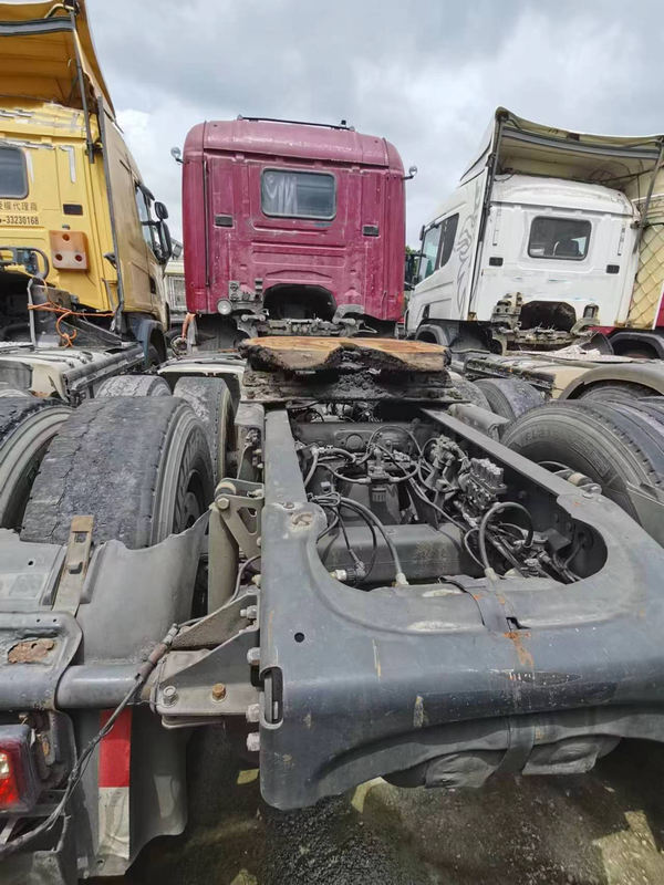 Scania commercial vehicle G series heavy truck 420hp 6x2 truck, 420HP heavy duty tractor showing rear drive axle and heavy load tires, rear chassis close-up view