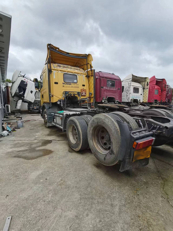 Factory price G420 used good condition tractor truck head for scania truck, 420HP heavy duty tractor showing rear bumper and fifth wheel coupling, rear view
