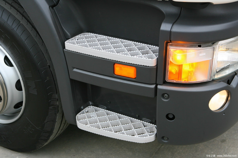 Used 6x2 truck for SCANIA P380 used trailer truck, 380HP heavy duty tractor showing anti-slip side step and headlight, cab exterior detail close-up view